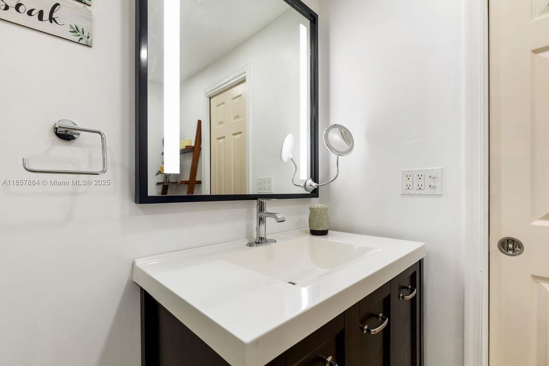 最近售出: $775,000 (3 贝兹, 2 浴室, 2087 平方英尺)