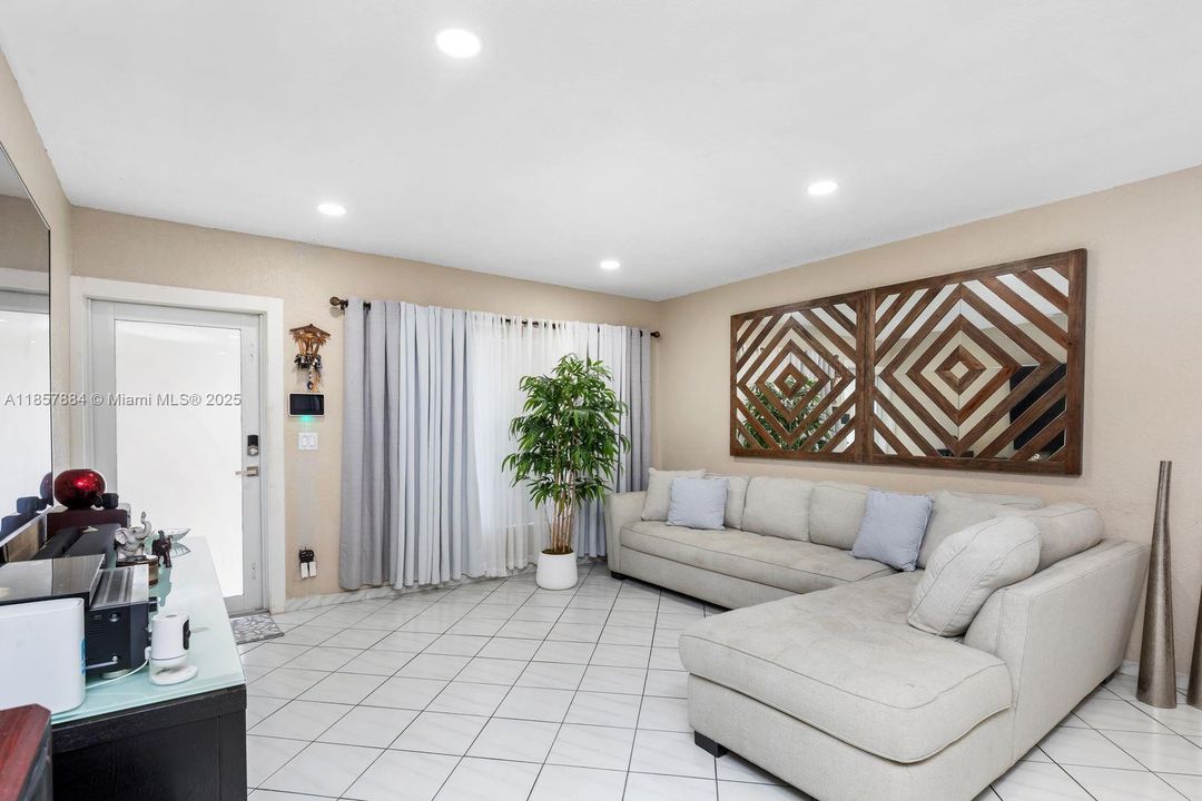 最近售出: $775,000 (3 贝兹, 2 浴室, 2087 平方英尺)