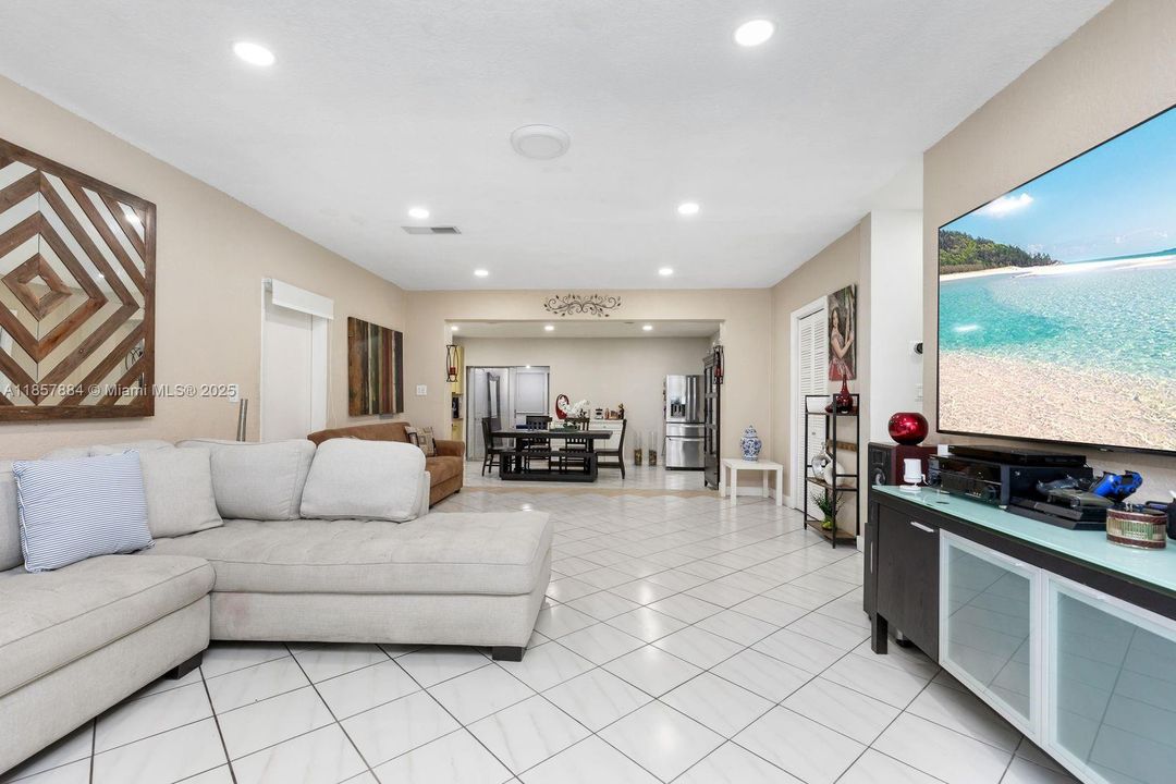 最近售出: $775,000 (3 贝兹, 2 浴室, 2087 平方英尺)