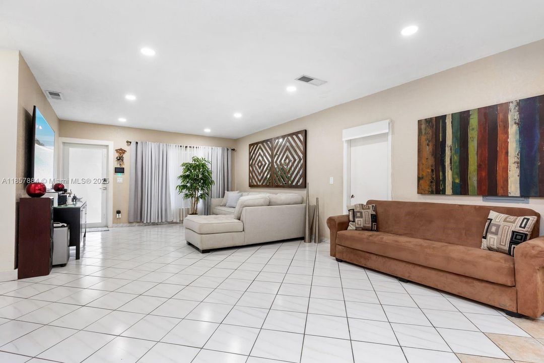 最近售出: $775,000 (3 贝兹, 2 浴室, 2087 平方英尺)