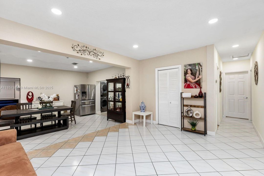 最近售出: $775,000 (3 贝兹, 2 浴室, 2087 平方英尺)