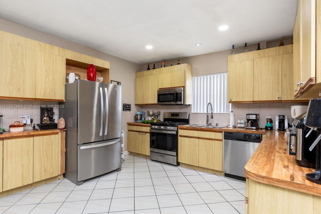 最近售出: $775,000 (3 贝兹, 2 浴室, 2087 平方英尺)