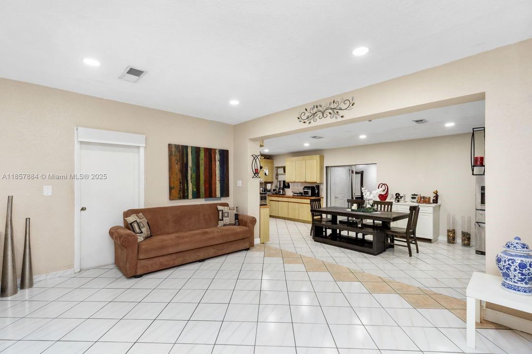 最近售出: $775,000 (3 贝兹, 2 浴室, 2087 平方英尺)