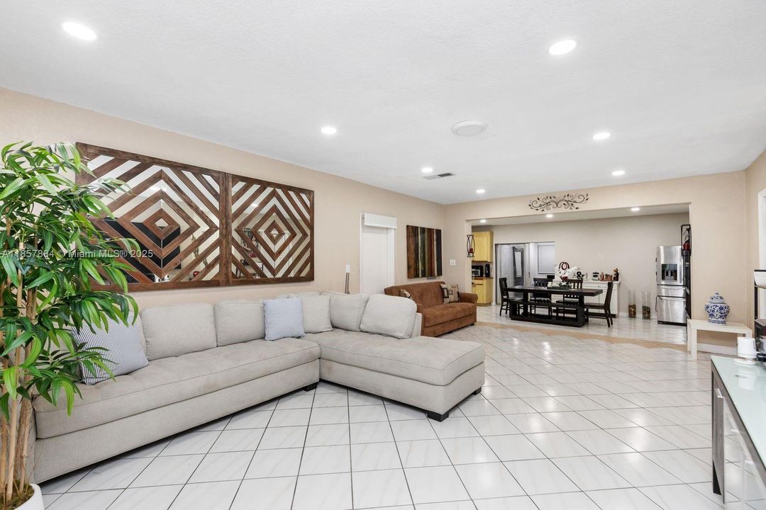 最近售出: $775,000 (3 贝兹, 2 浴室, 2087 平方英尺)