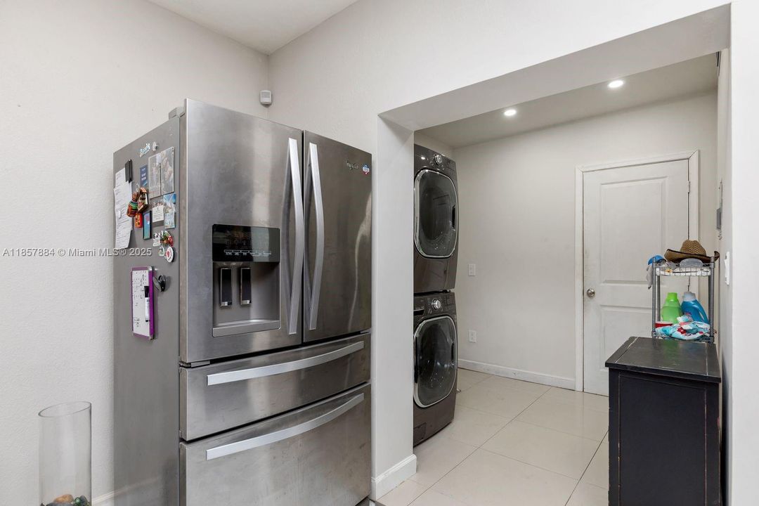 最近售出: $775,000 (3 贝兹, 2 浴室, 2087 平方英尺)