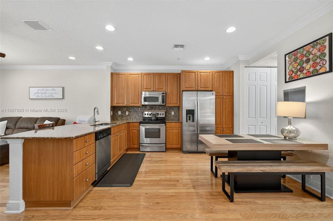 Недавно продано: $479,000 (3 спален, 2 ванн, 1839 Квадратных фут)