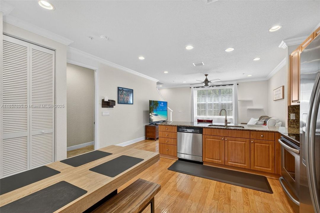 Недавно продано: $479,000 (3 спален, 2 ванн, 1839 Квадратных фут)