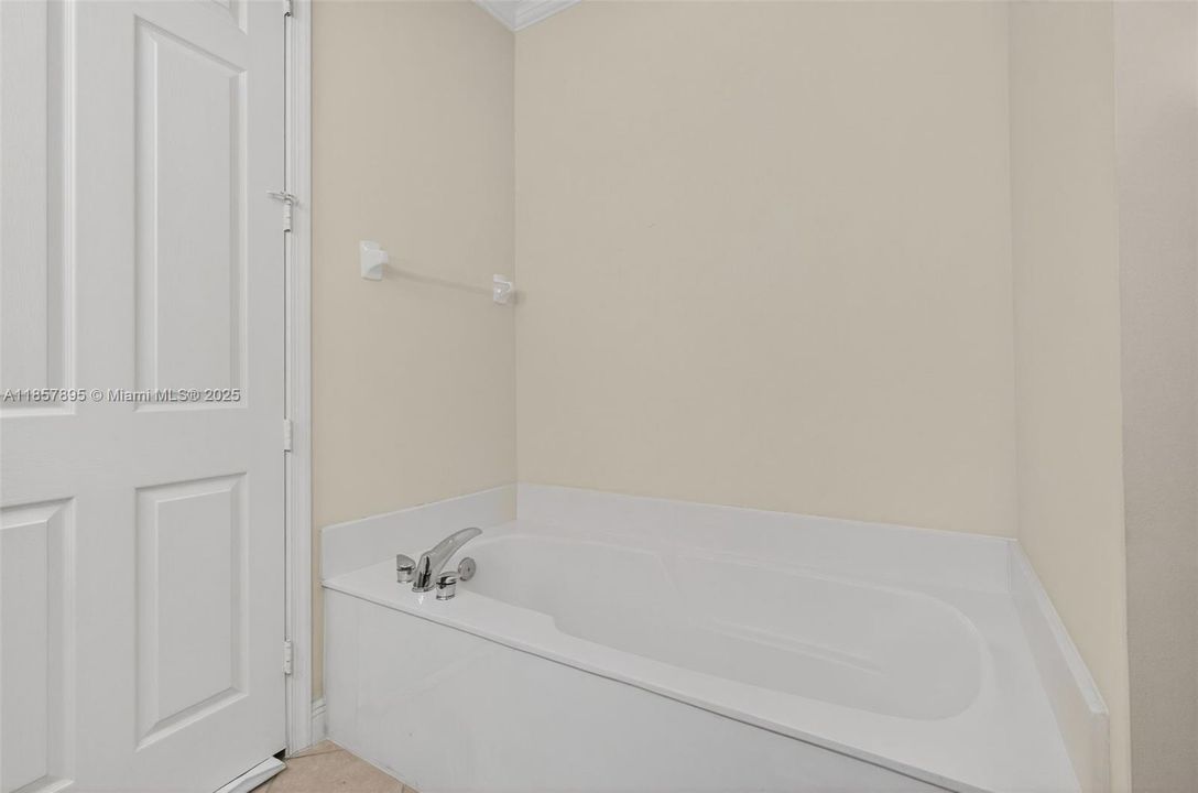 Недавно продано: $479,000 (3 спален, 2 ванн, 1839 Квадратных фут)