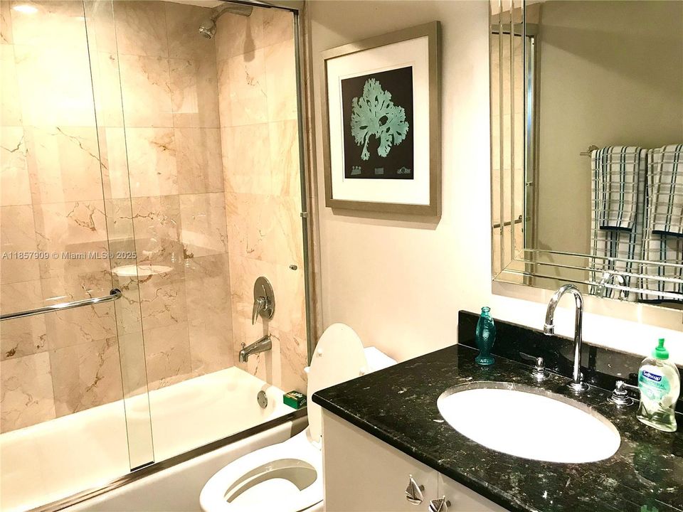 合同活跃: $6,000 (2 贝兹, 2 浴室, 1185 平方英尺)