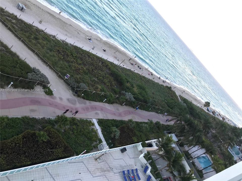 合同活跃: $6,000 (2 贝兹, 2 浴室, 1185 平方英尺)