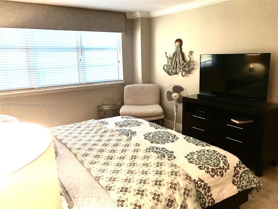 合同活跃: $6,000 (2 贝兹, 2 浴室, 1185 平方英尺)