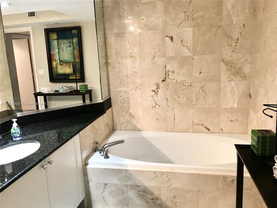 合同活跃: $6,000 (2 贝兹, 2 浴室, 1185 平方英尺)