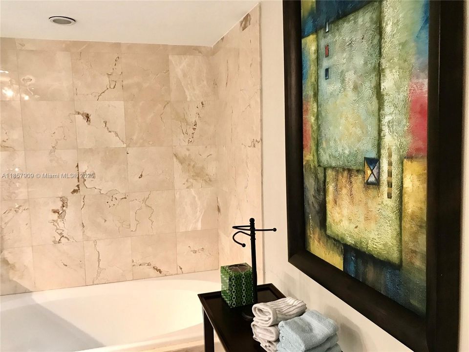 合同活跃: $6,000 (2 贝兹, 2 浴室, 1185 平方英尺)