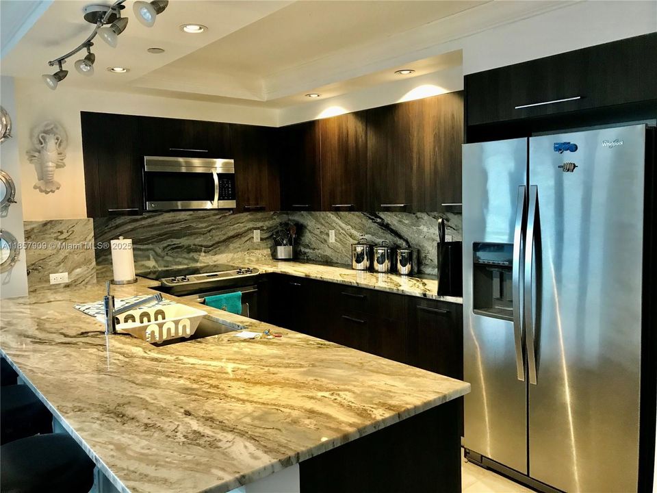 合同活跃: $6,000 (2 贝兹, 2 浴室, 1185 平方英尺)