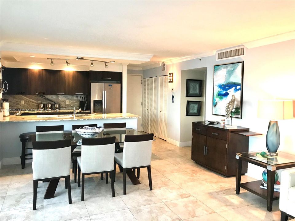 合同活跃: $6,000 (2 贝兹, 2 浴室, 1185 平方英尺)