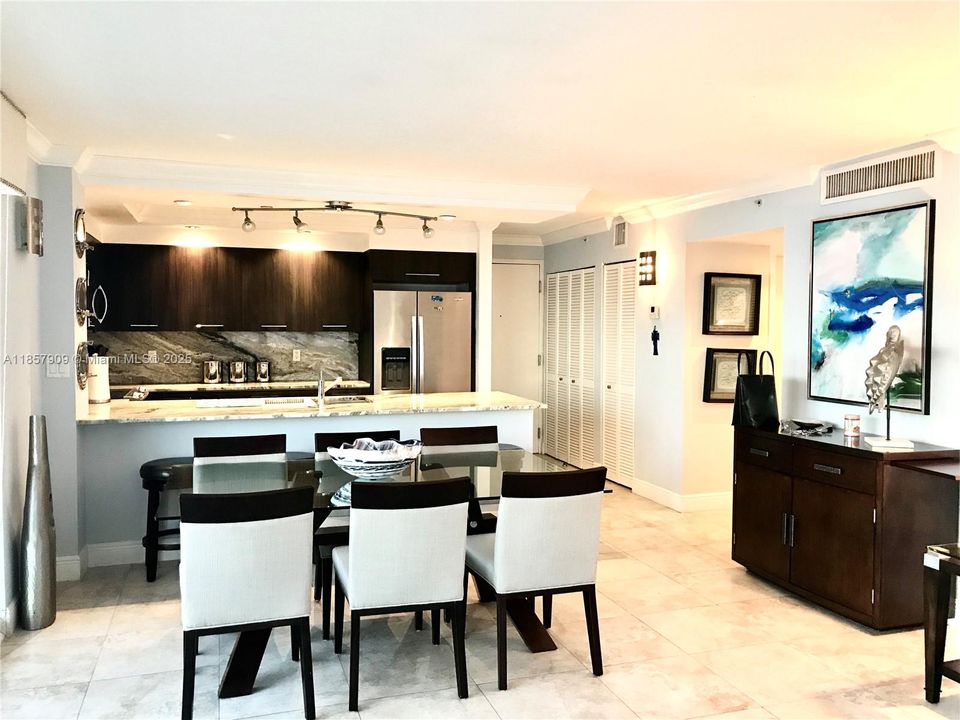 合同活跃: $6,000 (2 贝兹, 2 浴室, 1185 平方英尺)