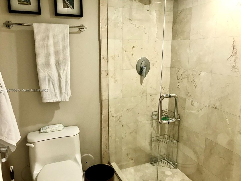 合同活跃: $6,000 (2 贝兹, 2 浴室, 1185 平方英尺)