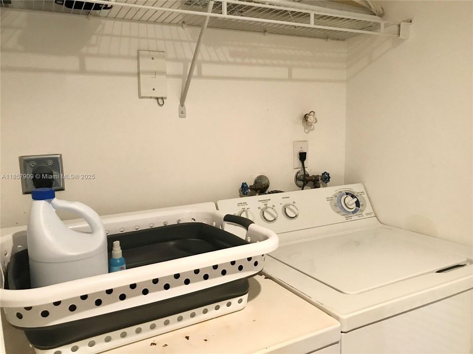 合同活跃: $6,000 (2 贝兹, 2 浴室, 1185 平方英尺)