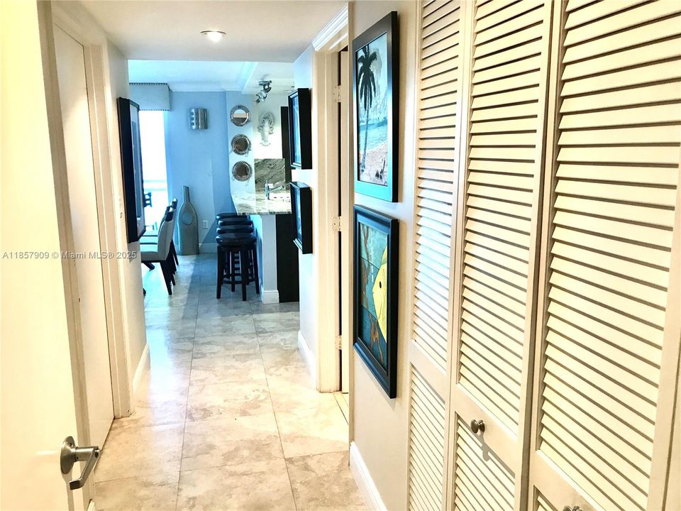 合同活跃: $6,000 (2 贝兹, 2 浴室, 1185 平方英尺)