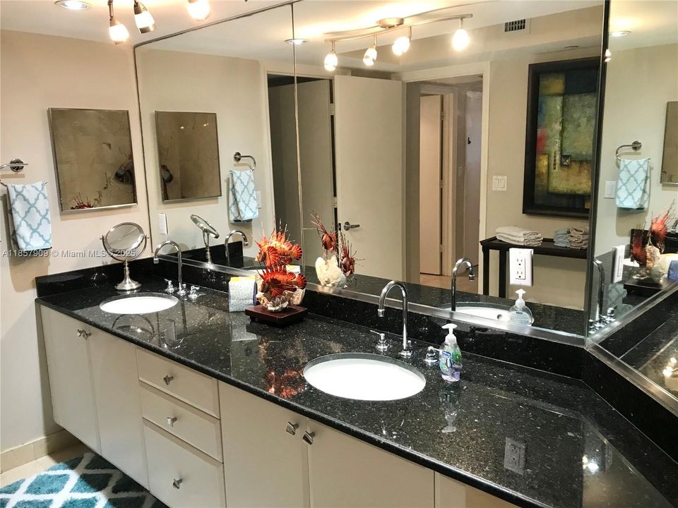 合同活跃: $6,000 (2 贝兹, 2 浴室, 1185 平方英尺)