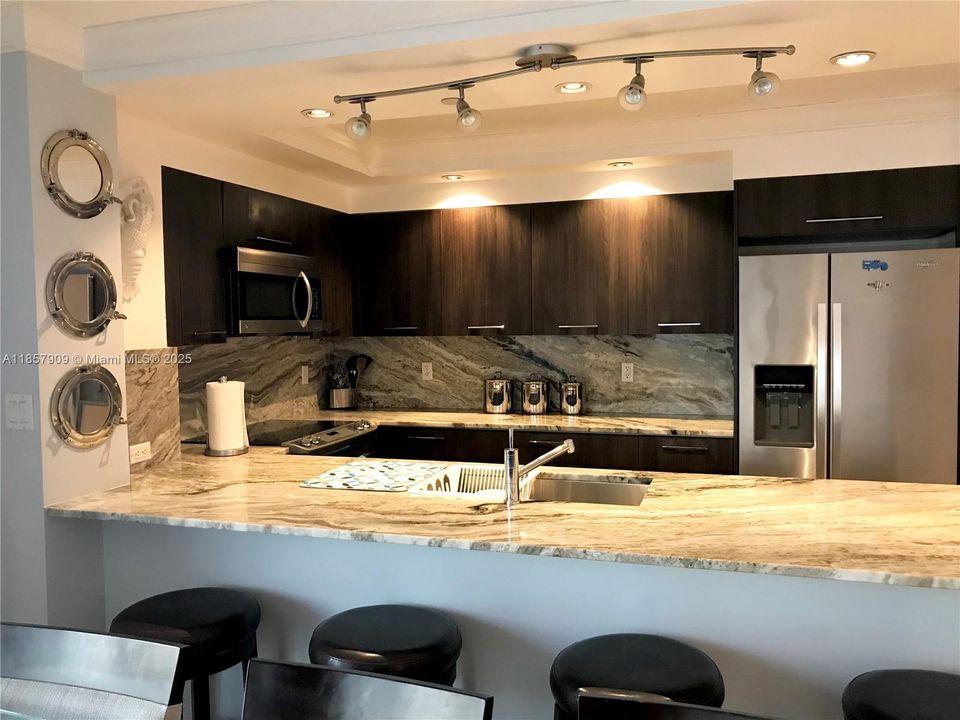 合同活跃: $6,000 (2 贝兹, 2 浴室, 1185 平方英尺)