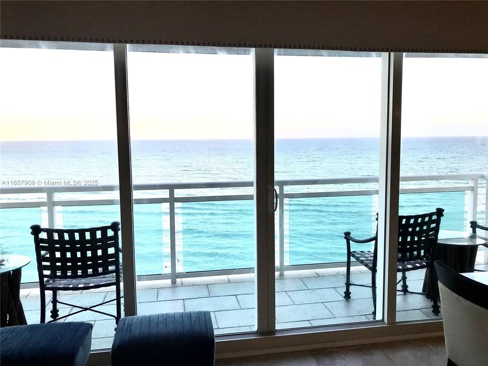 合同活跃: $6,000 (2 贝兹, 2 浴室, 1185 平方英尺)