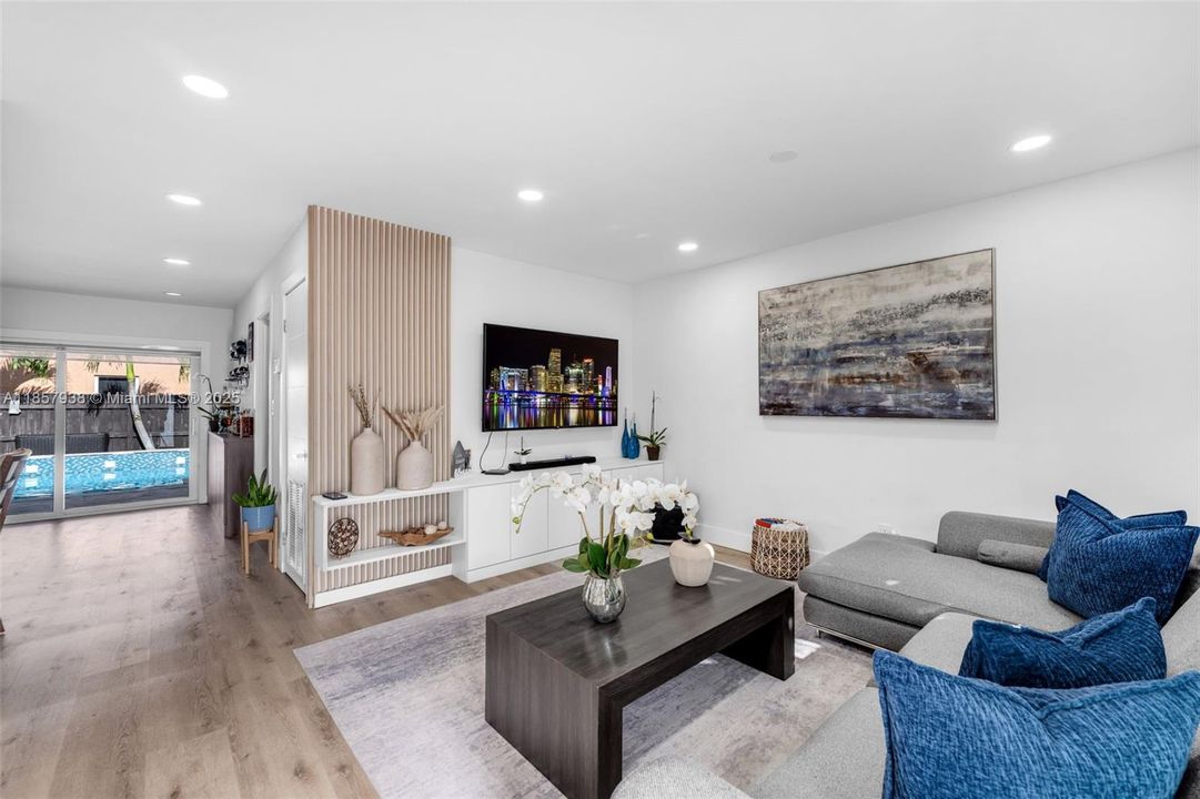 Recently Sold: $549,900 (2 beds, 2 baths, 1015 Square Feet)