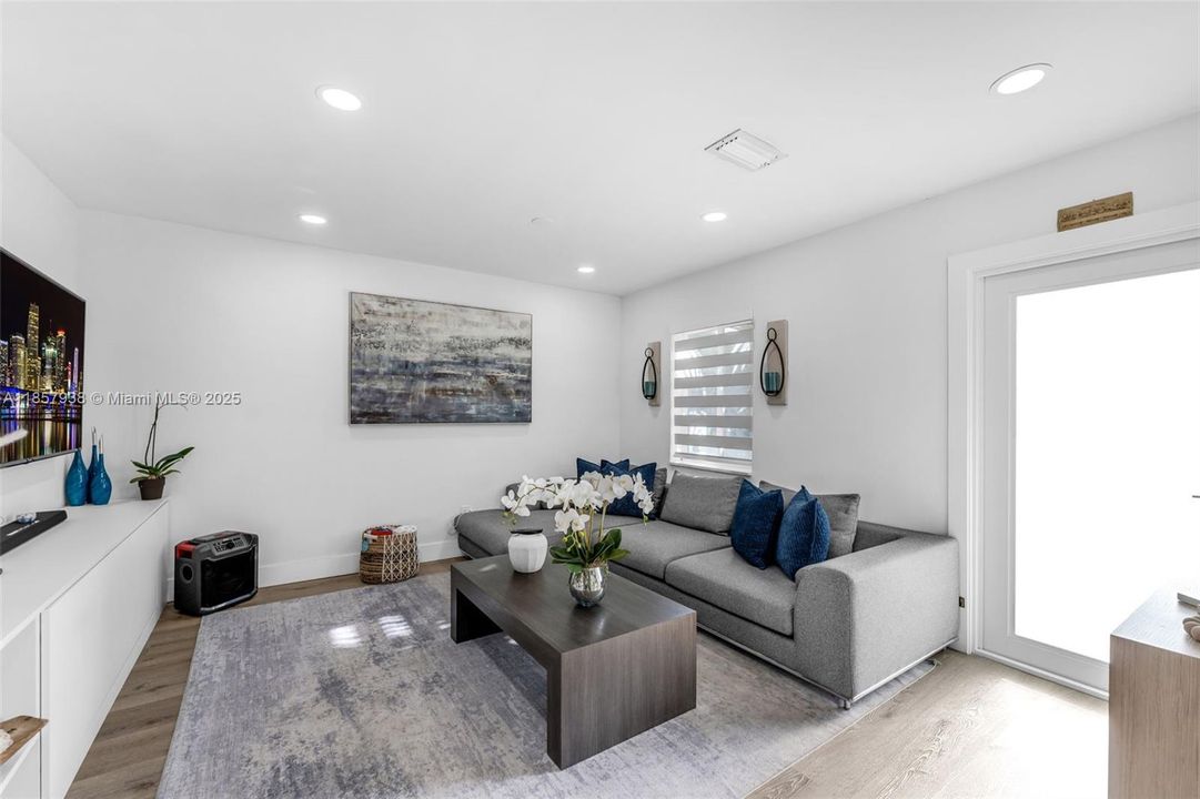 Recently Sold: $549,900 (2 beds, 2 baths, 1015 Square Feet)