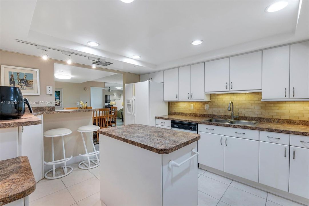 For Sale: $399,900 (2 beds, 2 baths, 1290 Square Feet)