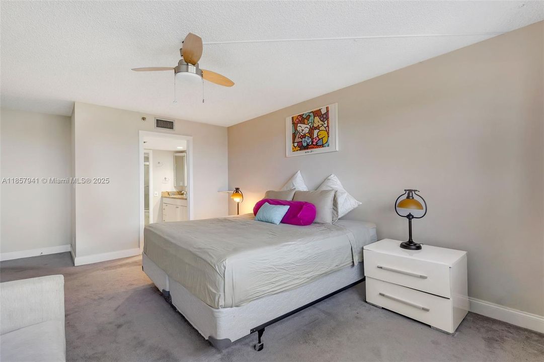 For Sale: $399,900 (2 beds, 2 baths, 1290 Square Feet)