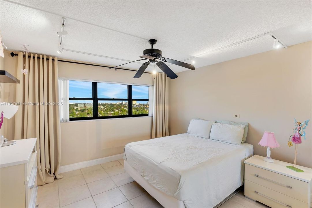 For Sale: $399,900 (2 beds, 2 baths, 1290 Square Feet)