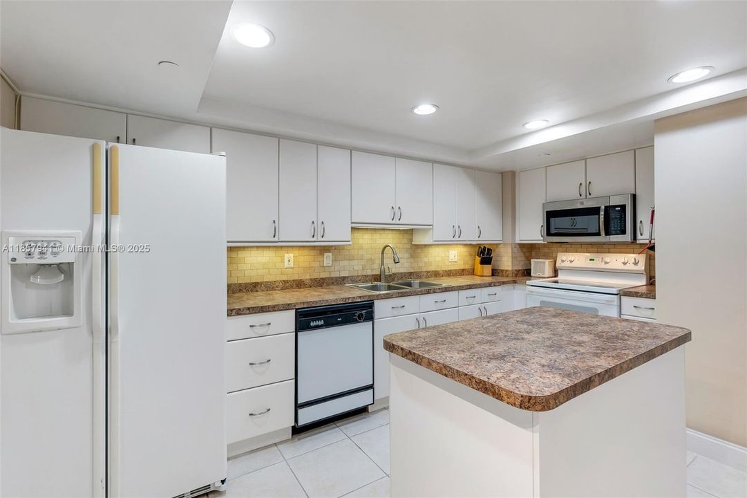For Sale: $399,900 (2 beds, 2 baths, 1290 Square Feet)