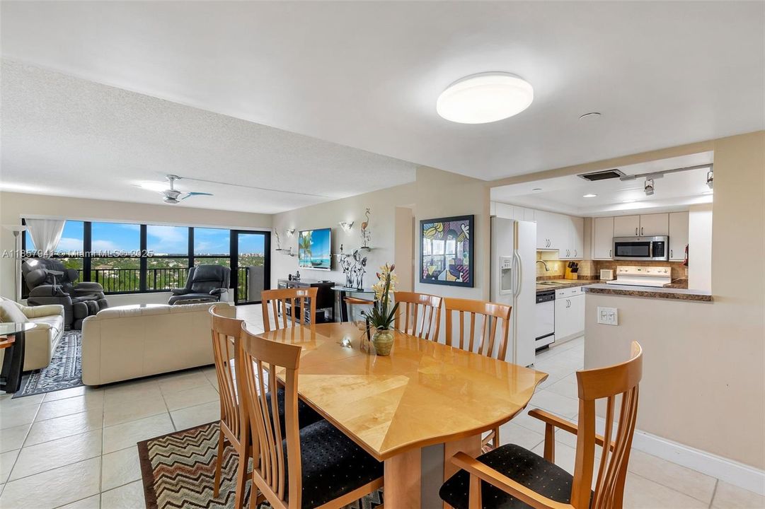 For Sale: $399,900 (2 beds, 2 baths, 1290 Square Feet)