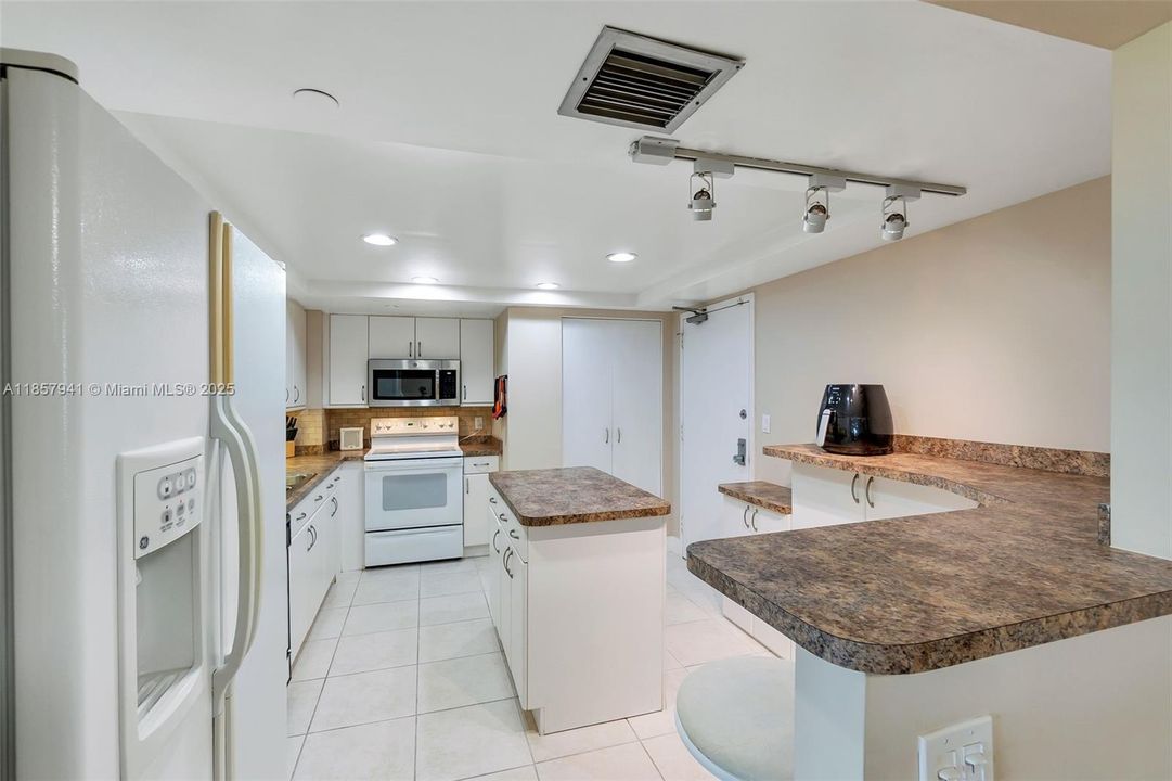 For Sale: $399,900 (2 beds, 2 baths, 1290 Square Feet)