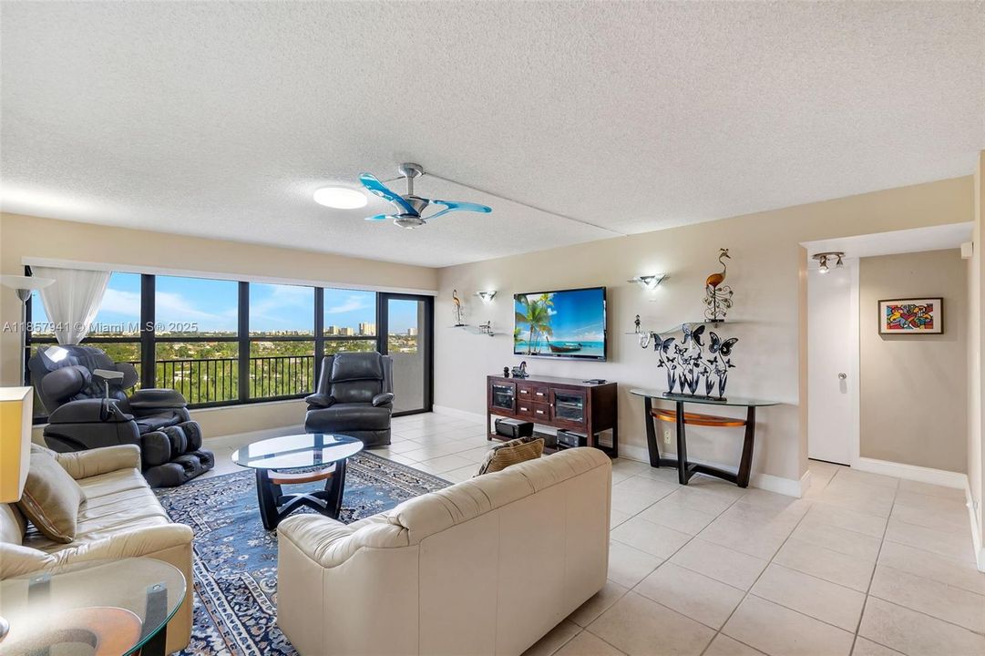 For Sale: $399,900 (2 beds, 2 baths, 1290 Square Feet)
