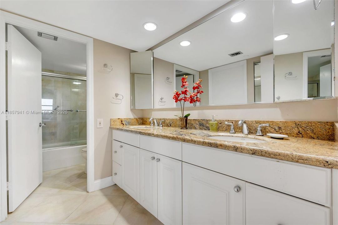 For Sale: $399,900 (2 beds, 2 baths, 1290 Square Feet)