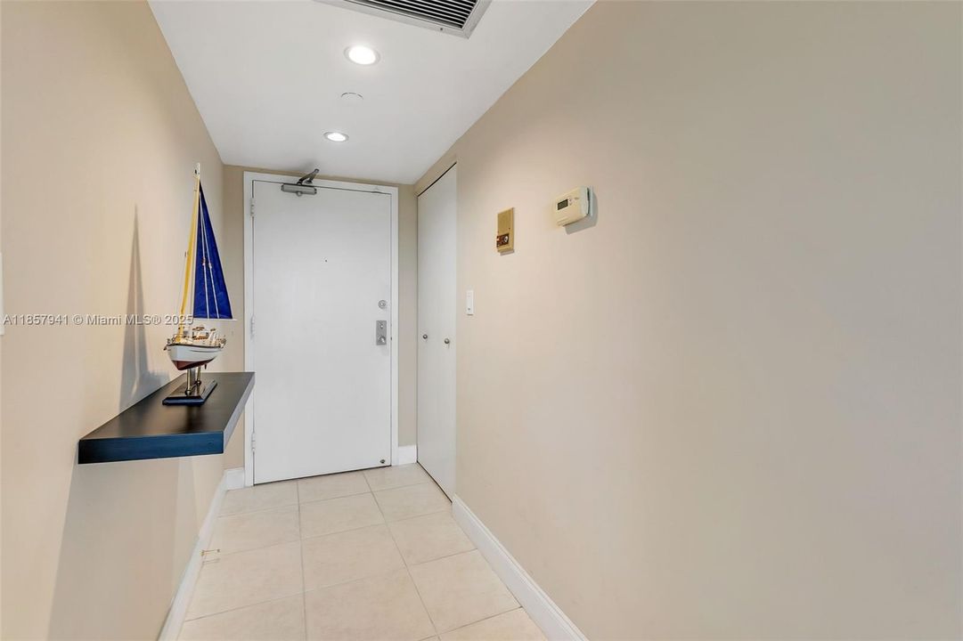 For Sale: $399,900 (2 beds, 2 baths, 1290 Square Feet)
