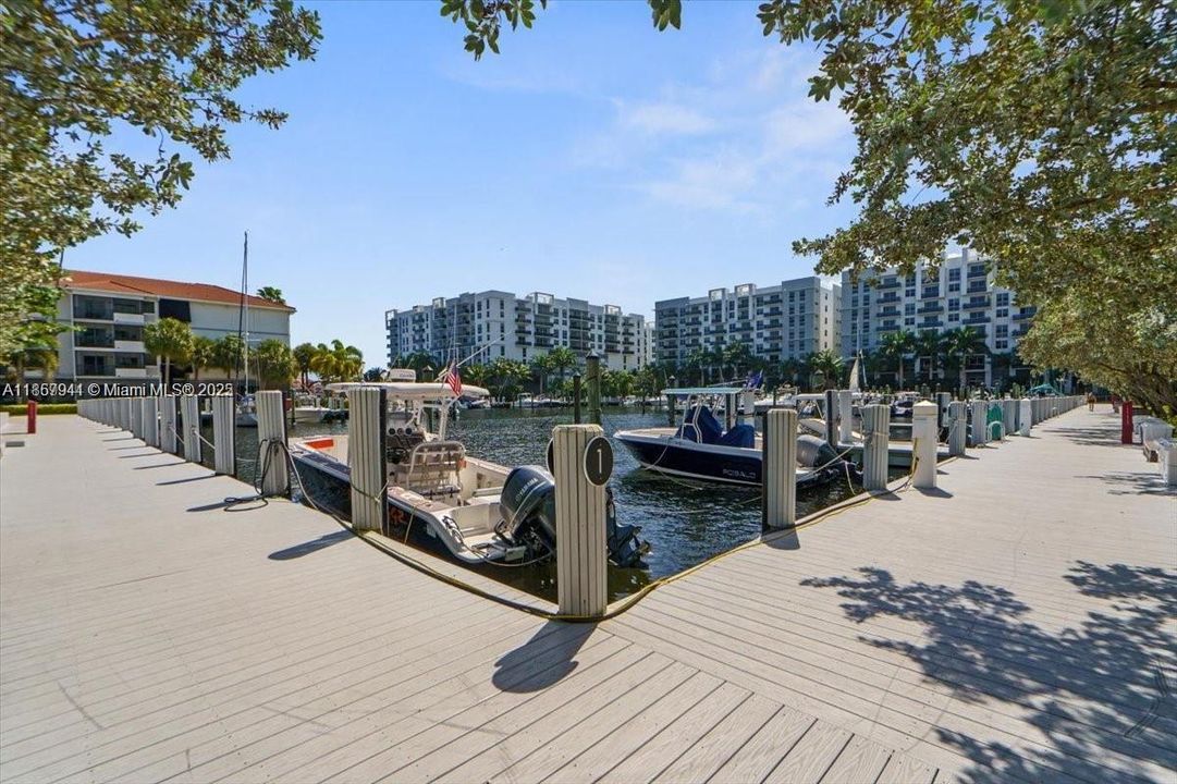 For Sale: $399,900 (2 beds, 2 baths, 1290 Square Feet)