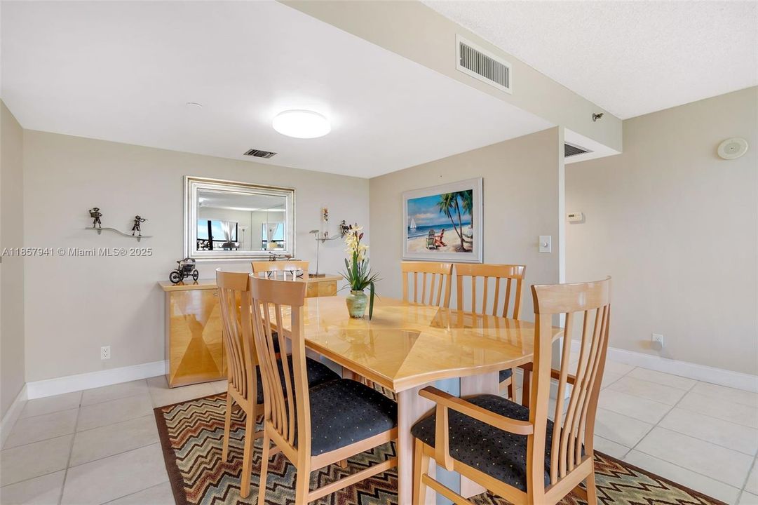 For Sale: $399,900 (2 beds, 2 baths, 1290 Square Feet)