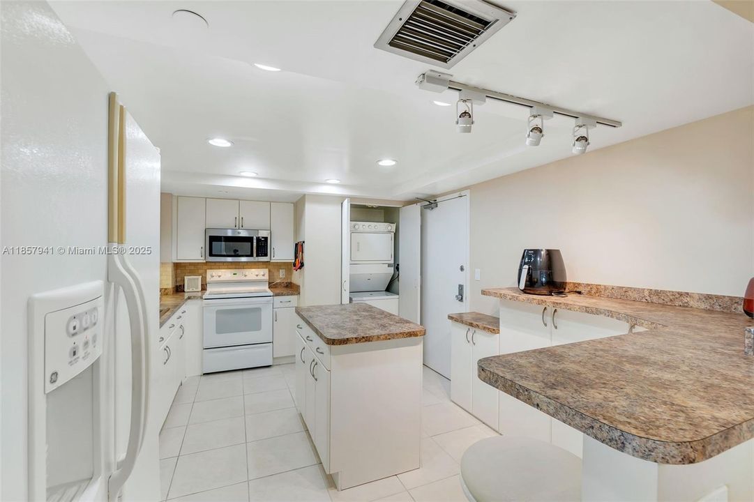 For Sale: $399,900 (2 beds, 2 baths, 1290 Square Feet)