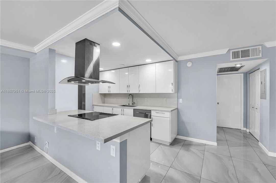 待售: $180,000 (1 贝兹, 1 浴室, 798 平方英尺)