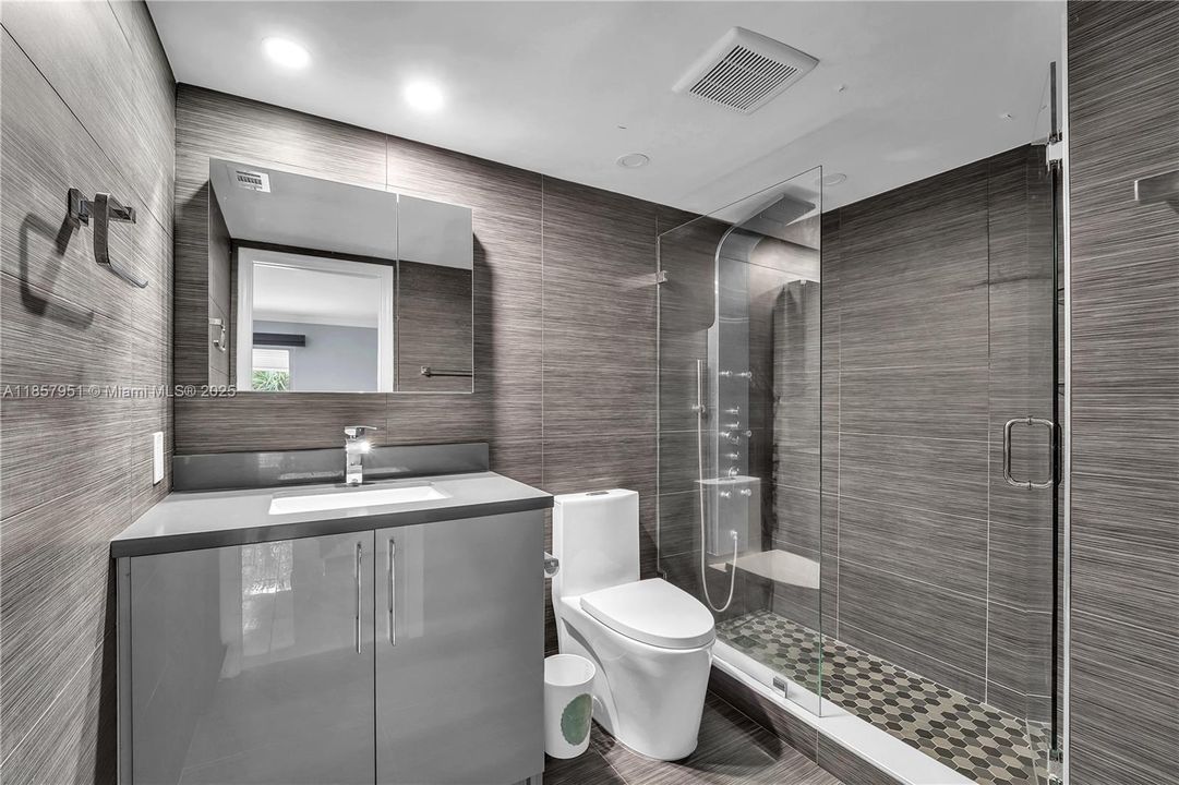 待售: $180,000 (1 贝兹, 1 浴室, 798 平方英尺)