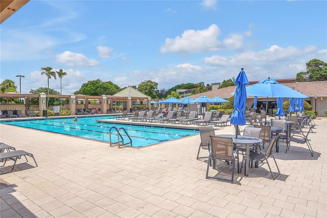 待售: $180,000 (1 贝兹, 1 浴室, 798 平方英尺)