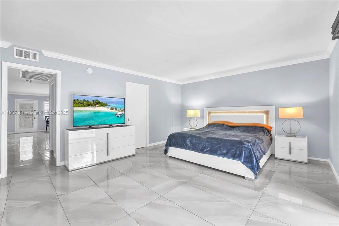 待售: $180,000 (1 贝兹, 1 浴室, 798 平方英尺)