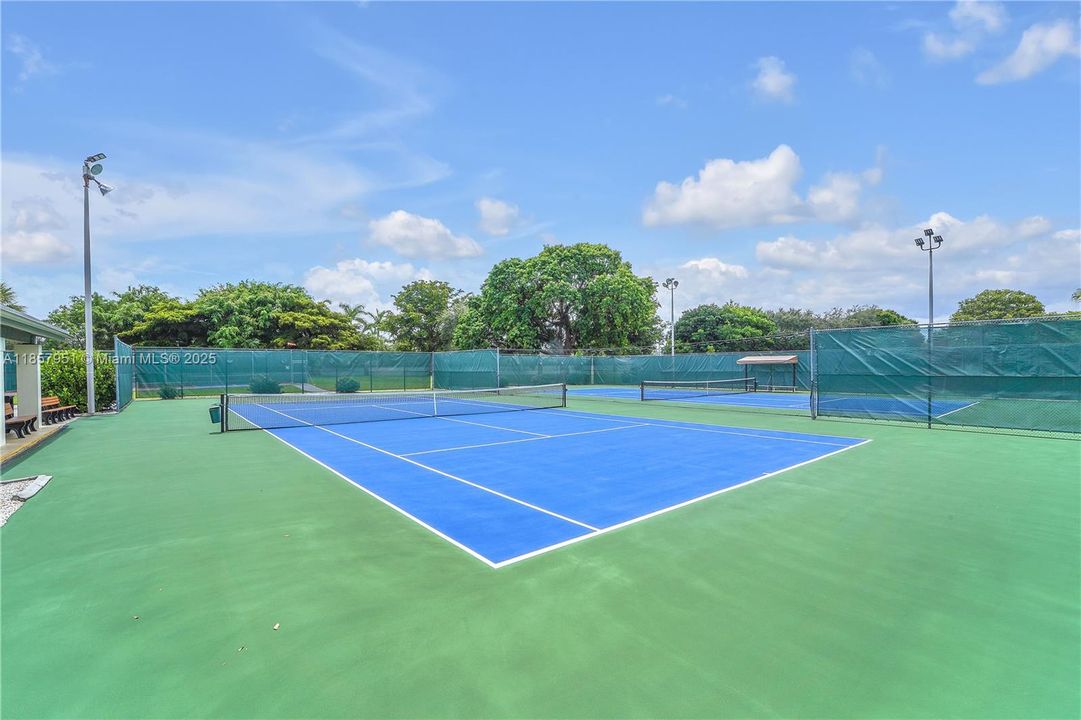 待售: $180,000 (1 贝兹, 1 浴室, 798 平方英尺)