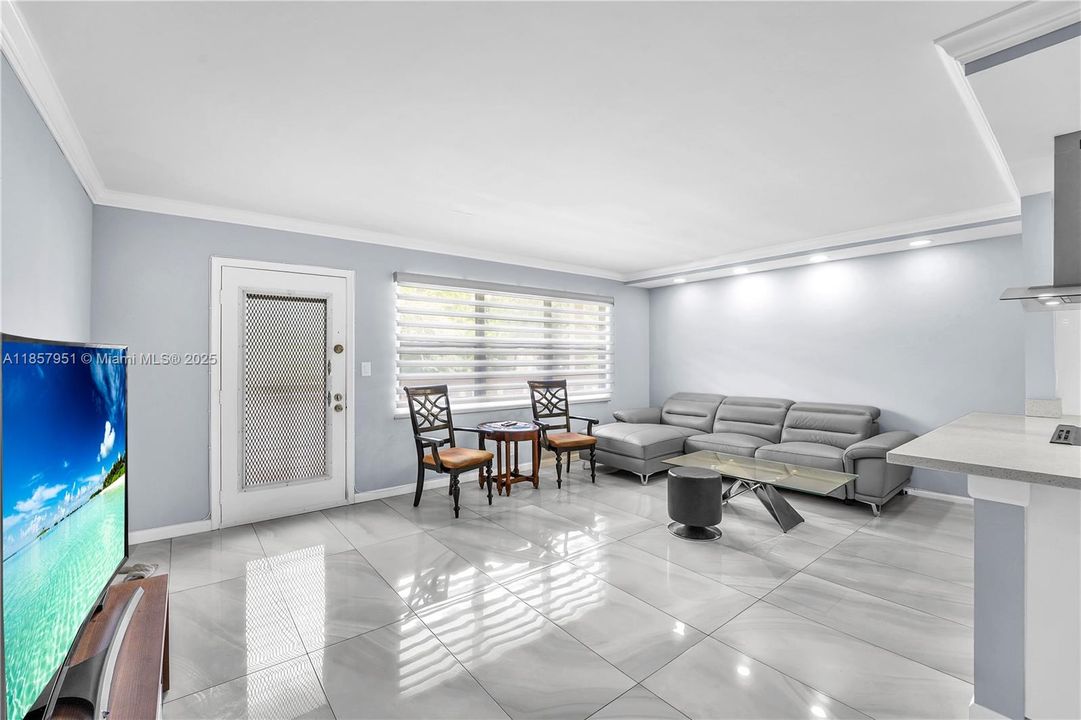 待售: $180,000 (1 贝兹, 1 浴室, 798 平方英尺)