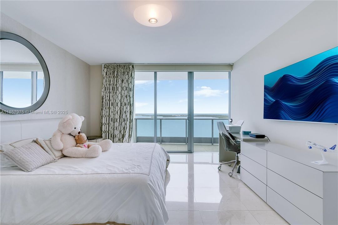 Best views of Miami from this primary bedroom!