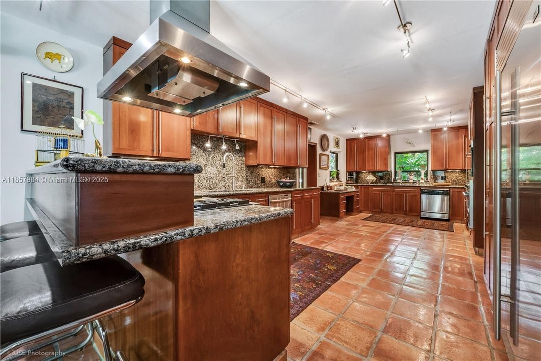 En Venta: $2,385,000 (3 camas, 2 baños, 5103 Pies cuadrados)