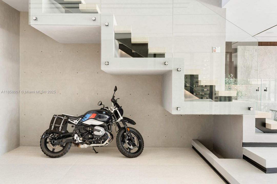 For Sale: $9,690,000 (6 beds, 6 baths, 6997 Square Feet)