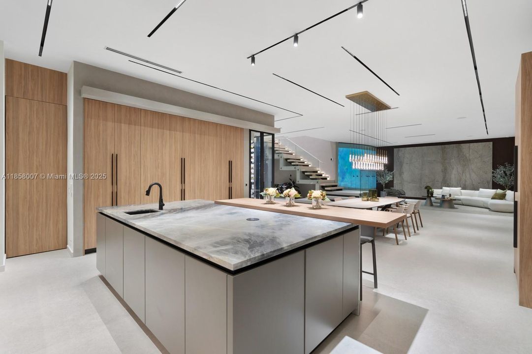 For Sale: $9,690,000 (6 beds, 6 baths, 6997 Square Feet)